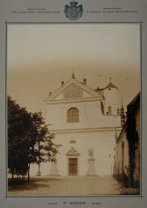 Historická fotografie štítového průčelí kostela z doby před rokem 1945